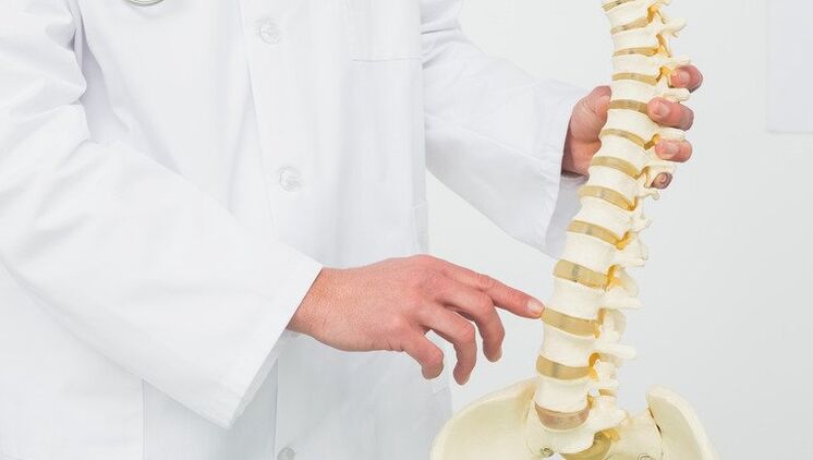 Il medico mostra il processo di sviluppo dell'osteocondrosi